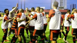 Leão da Ilha vence clássico e vai embalado para jogos finais