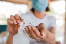  álcool 70% possui concentração ótima para o efeito bactericida, porque a desnaturação das proteínas do microrganismo faz-se mais eficientemente na presença da água