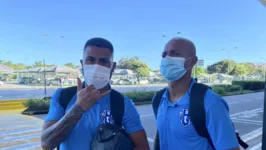 Ari Moura e Igor Goulart em embarque para o primeiro jogo do Papão na série C. 