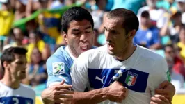 Luiz Suarez mordendo o zagueiro Chiellini.
