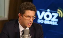 Ricardo Salles, a Polícia Federal nomeou um agente da Agência Brasileira de Informação (Abin) para interferir na área de inteligência de fiscalização do Instituto Brasileiro do Meio Ambiente e dos Recursos Naturais Renováveis (Ibama).