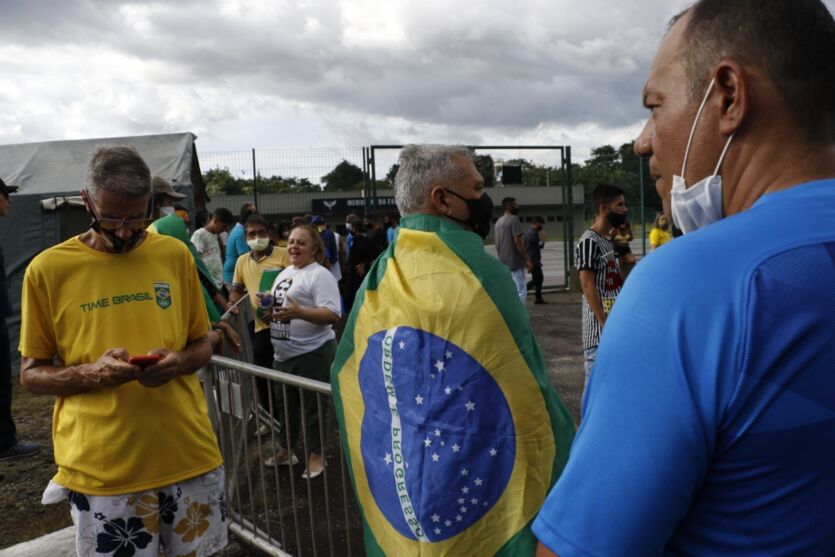 
        
        
            Apoiadores aguardam a chegada de Bolsonaro em Belém
        
    