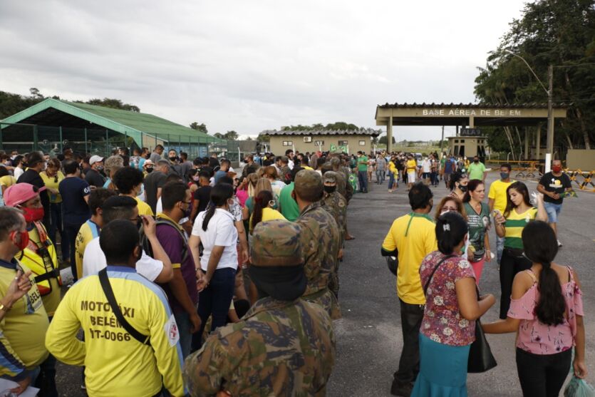 
        
        
            Apoiadores aguardam a chegada de Bolsonaro em Belém
        
    