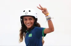 Rayssa Leal comemora após manobraconseguir a medalha de prata no street nas Olimpíadas de Tóquio.