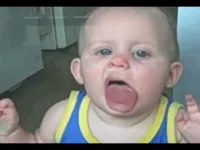 Imagem ilustrativa da notícia Veja o vídeo: bebê tenta 'comer' uma porta de vidro