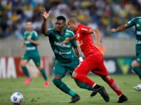 Ytalo não teve vida fácil com os defensores do Cuiabá
