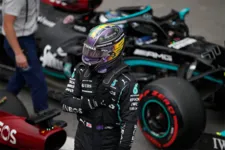 Lewis Hamilton vai largar em primeiro no sábado