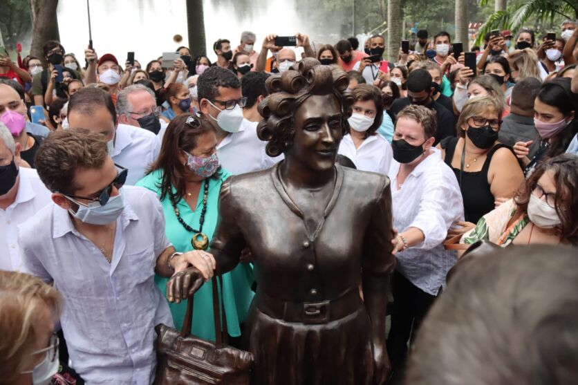 
                            
                            
                                Prefeitura inaugurou estátuas de Paulo Gustavo em praça
                            
                        
