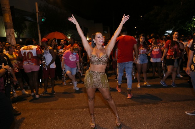 
                            
                            
                                 É a rainha: Viviane Araújo brilha em ensaio de Carnaval
                            
                        