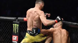 Michel Pereira (esq.) tenta uma joelhada voadora e passa por André Fialho (dir.) no UFC 270. Foto: Reprodução/Instagram