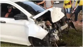 A frente de um dos carros ficou totalmente destruída.