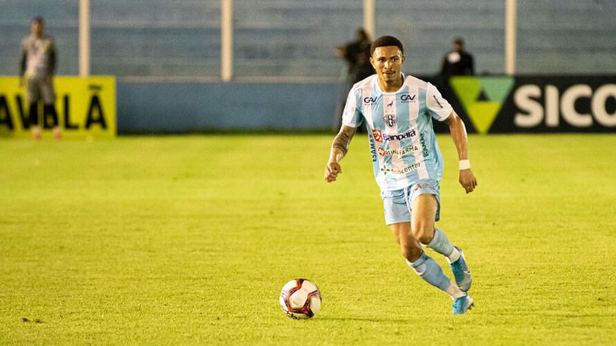 Volante Ratinho, em campo pelo Paysandu, em um dos jogos disputados no ano de 2021.