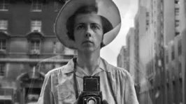 Autorretrato da fotógrafa Vivian Maier.