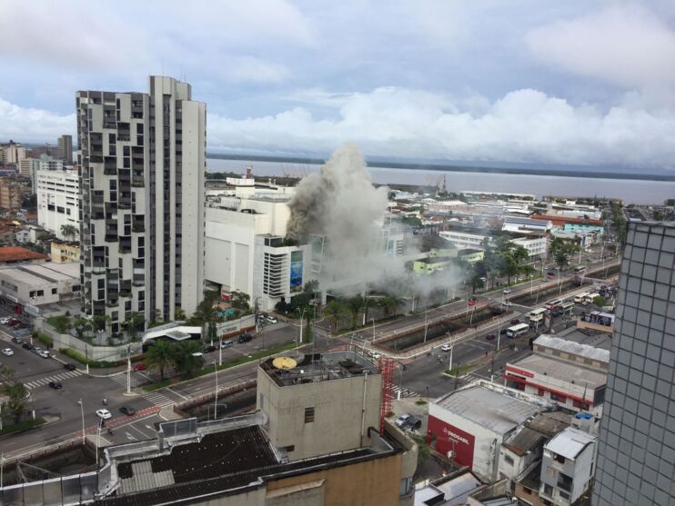 
        
        
            Imagens mostram incêndio no Shopping Boulevard
        
    