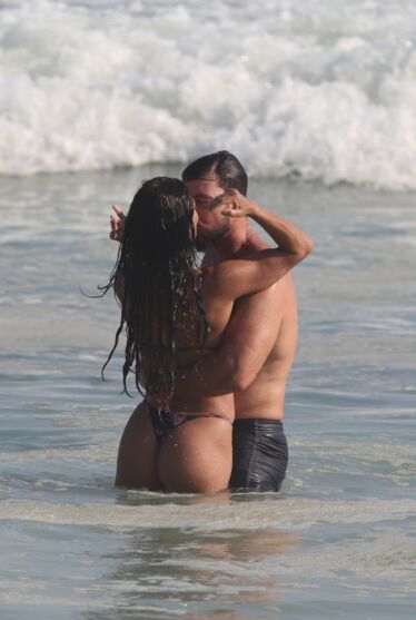 
                            
                            
                                Juliana Paes é flagrada em momento íntimo em praia no RJ
                            
                        
