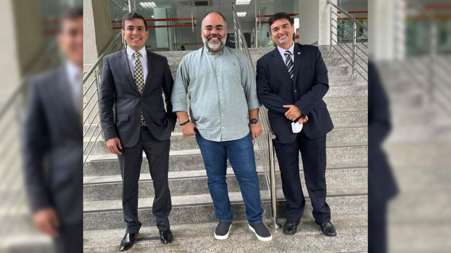 /Advogados André Serrão e Angelo Carrascosa, ao lado do presidente do Clube do Remo, Fábio Bentes