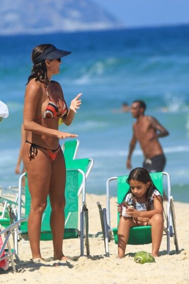 
                            
                            
                                Deborah Secco ostenta corpão ao curtir praia com a filha
                            
                        