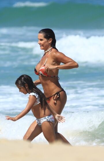 
                            
                            
                                Deborah Secco ostenta corpão ao curtir praia com a filha
                            
                        