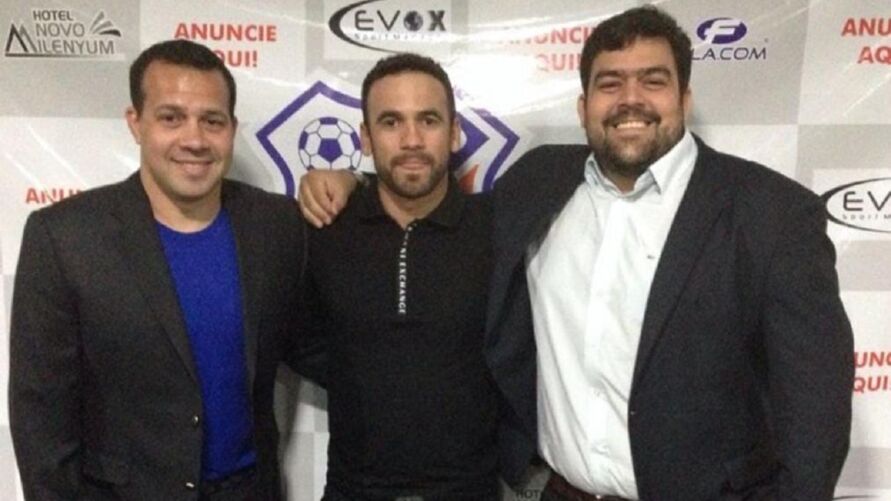 /Empresário Leandro Rodrigues ao lado de Hadson Nery e Israel Athayde.