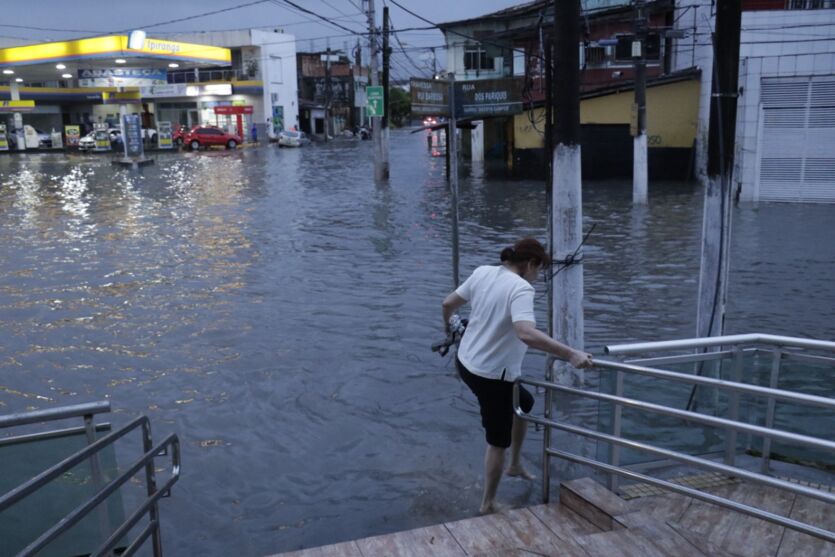
                            
                            
                                Chuva fecha maio alagando ruas de Belém. Veja fotos
                            
                        