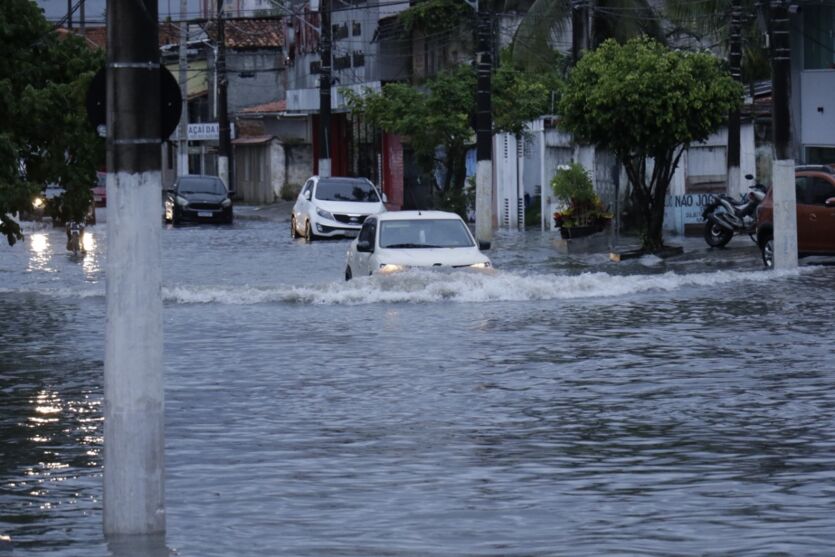 
                            
                            
                                Chuva fecha maio alagando ruas de Belém. Veja fotos
                            
                        