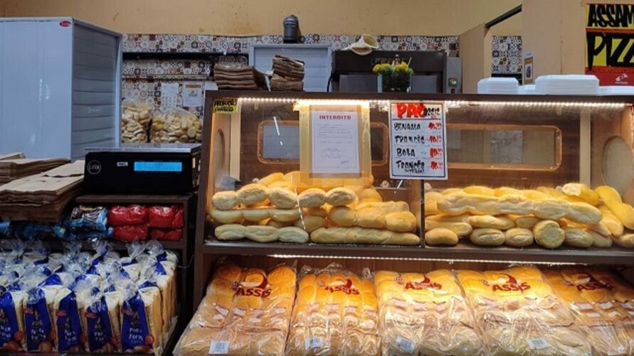 /foto colorida do balcão de pães do supermercado Econômico.