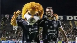 Zagueiro Daniel Felipe, ao lado do mascote do Clube do Remo: o Leão Malino.
