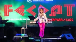 Joelma Klaudia no palco do Fecant.