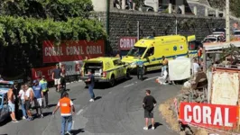 Criança atravessou a estrada no momento em que o carro passava e foi atropelada.