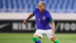 Richarlison vestindo o novo uniforme azul da Seleção Brasileira.