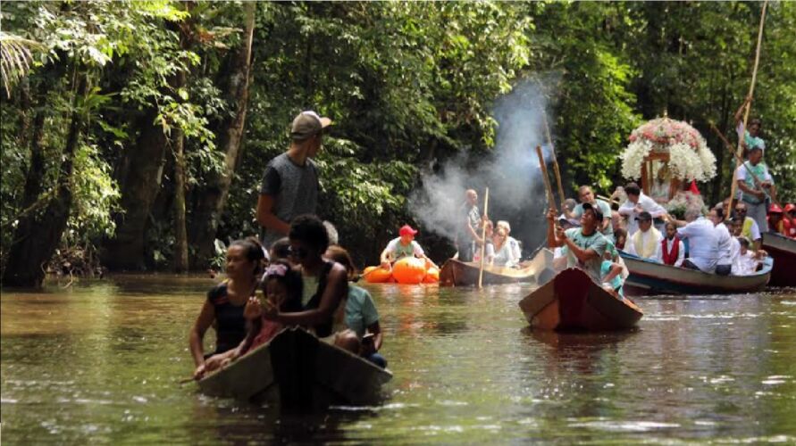/Dezenas de canoas transportam os devotos nas águas do rio Apeú