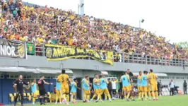 Torcedores e jogadores do Amazonas festejam acesso à Série C de 2023, no estádio Carlos Zamith, em Manaus.