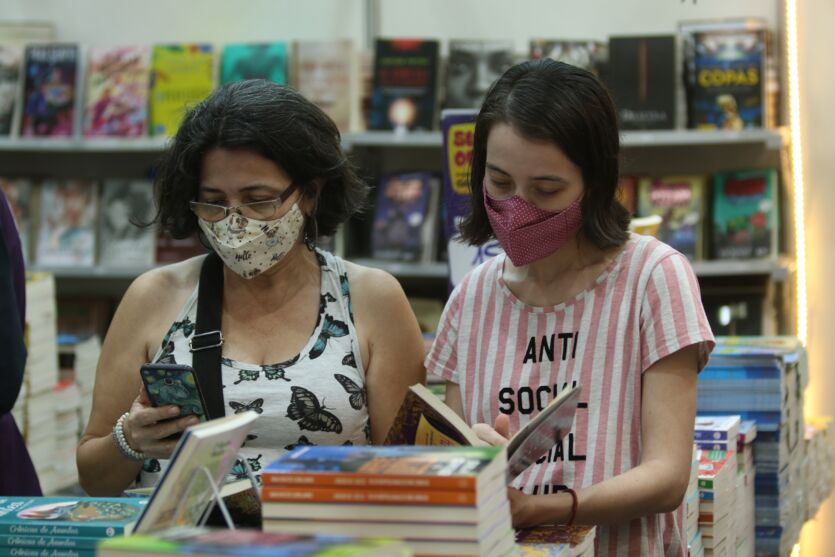 
        
            Veja imagens do primeiro dia da Feira do Livro no Hangar
        
    