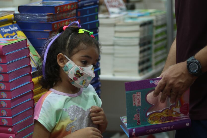 
        
            Veja imagens do primeiro dia da Feira do Livro no Hangar
        
    