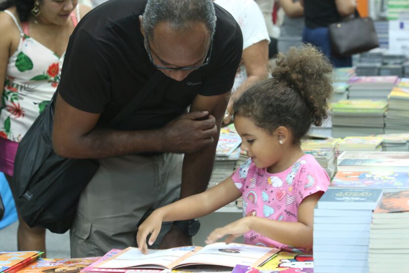 
        
            Veja imagens do primeiro dia da Feira do Livro no Hangar
        
    