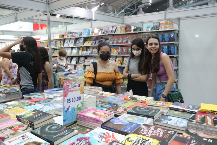 
        
            Veja imagens do primeiro dia da Feira do Livro no Hangar
        
    