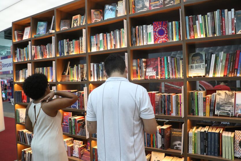 
        
            Veja imagens do primeiro dia da Feira do Livro no Hangar
        
    