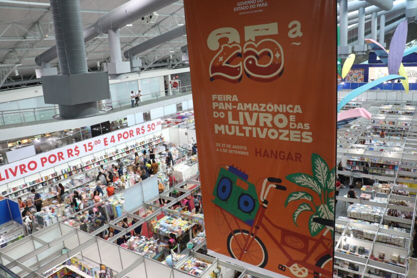 
        
            Veja imagens do primeiro dia da Feira do Livro no Hangar
        
    