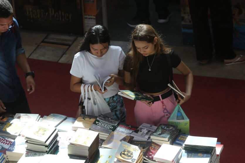 
        
            Veja imagens do primeiro dia da Feira do Livro no Hangar
        
    
