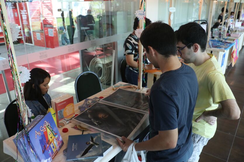 
        
            Veja imagens do primeiro dia da Feira do Livro no Hangar
        
    