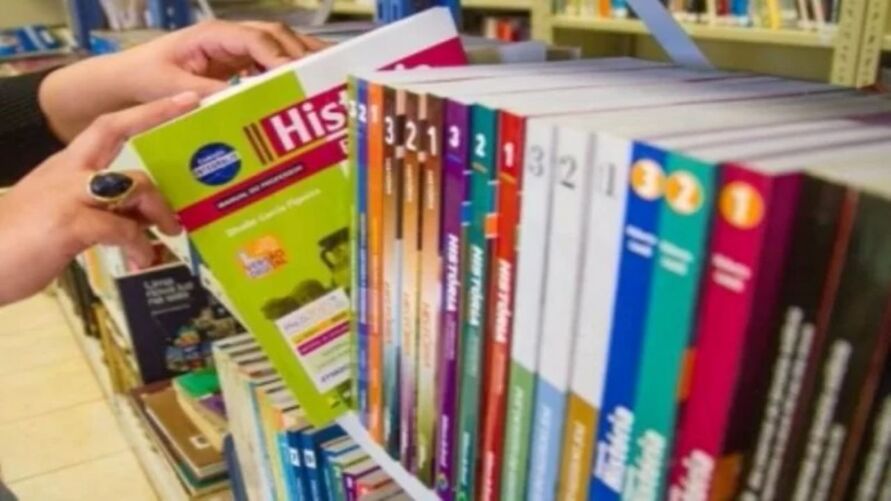 Governo Bolsonaro atrasou a compra de livros didáticos para a recuperação de alinos no próximo ano letivo.