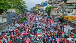 No Complexo do Alemão, Lula diz que "com emprego, o povo vai voltar a comer três vezes ao dia”.