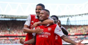 Com a vitória por 3 a 1 sobre o rival londrino, o Arsenal se isolou na liderança do Campeonato Inglês com 21 pontos