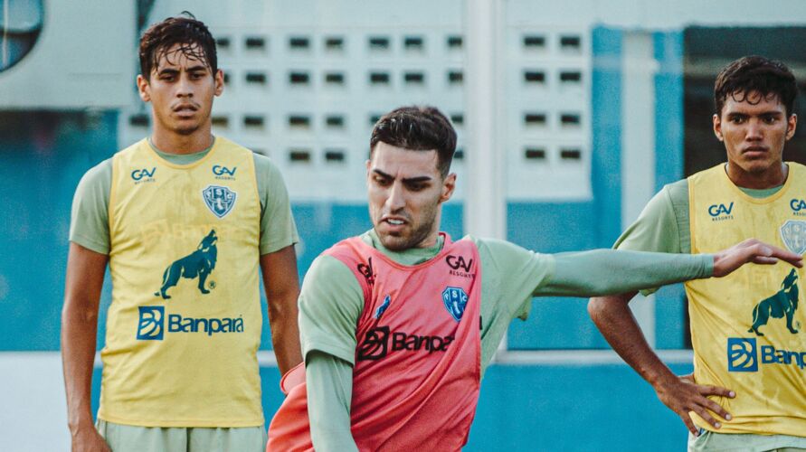 Thiago Ennes (centro) agora é oficialmente jogador do Paysandu
