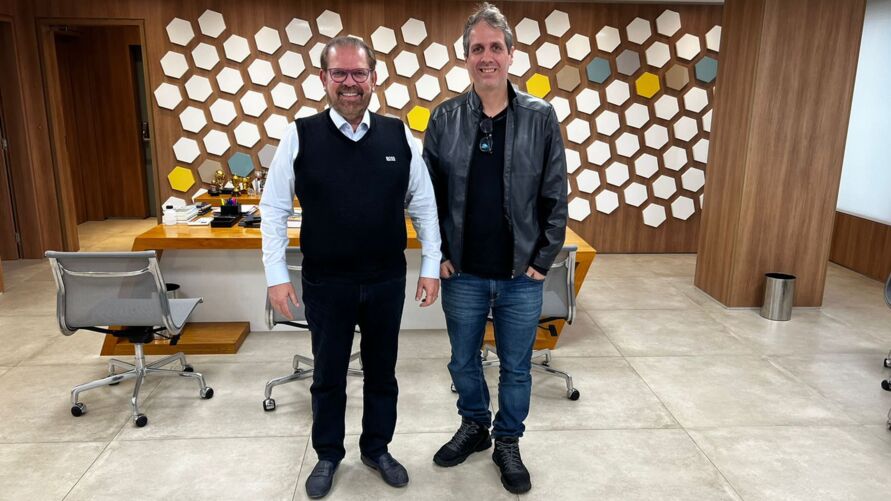 /Encontro entre o presidente da Federação Paulista, Reinaldo Barros (esquerda) e o presidente da Federação Paraense, Ricardo Gluck Paul (direita), definiu terceira vaga paraense na Copa São Paulo.