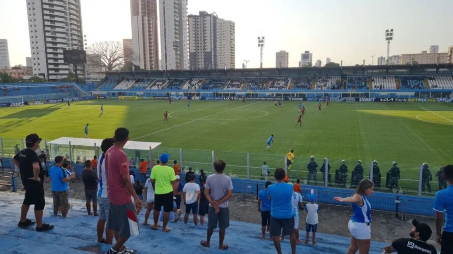 /Alguns torcedores que estavam na Curuzu, jogaram objetos ao gramado no jogo entre Paysandu e Vitória-BA.