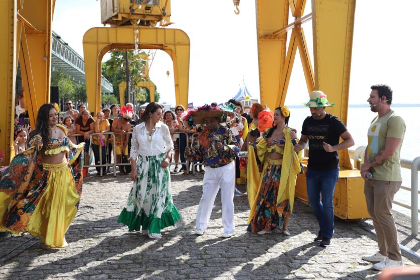 
        
        
            Cátia Fonseca põe a saia de carimbó pra rodar em Belém
        
    