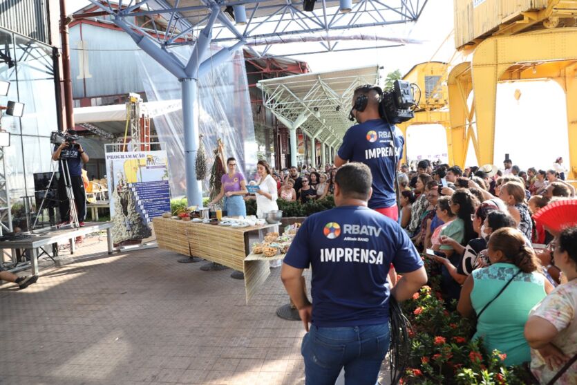 
        
        
            Cátia Fonseca põe a saia de carimbó pra rodar em Belém
        
    