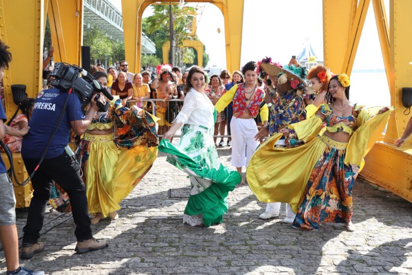 
        
        
            Cátia Fonseca põe a saia de carimbó pra rodar em Belém
        
    