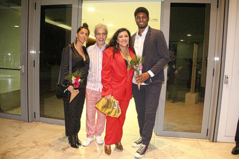 
        
            Elenco prestigia festa de lançamento de "Todas as Flores"
        
    